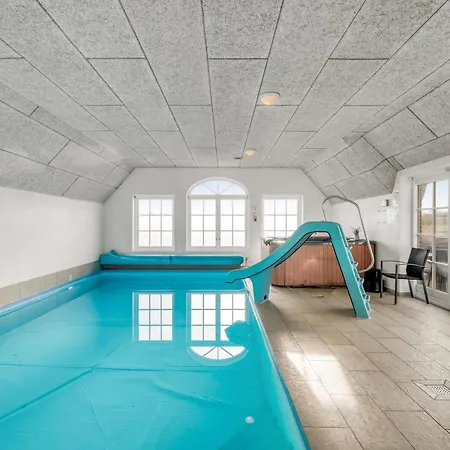 Fantastic With Pool And For 20 People
