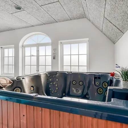 Fantastic With Pool And For 20 People