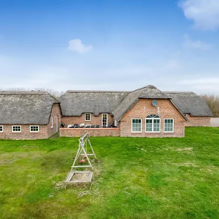 Fantastic With Pool And For 20 People, Holiday home *