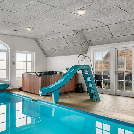 Fantastic With Pool And For 20 People *