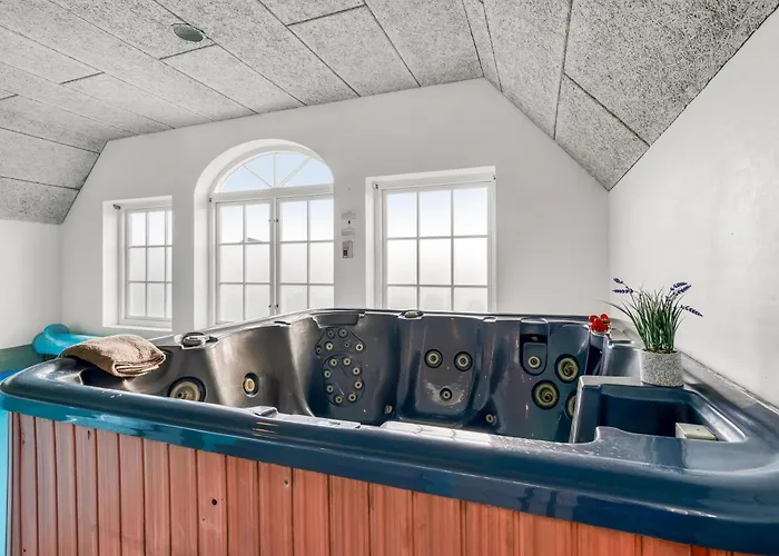 Fantastic With Pool And For 20 People