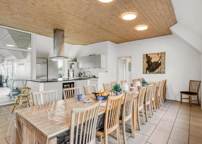 Fantastic With Pool And For 20 People بيت للعطل